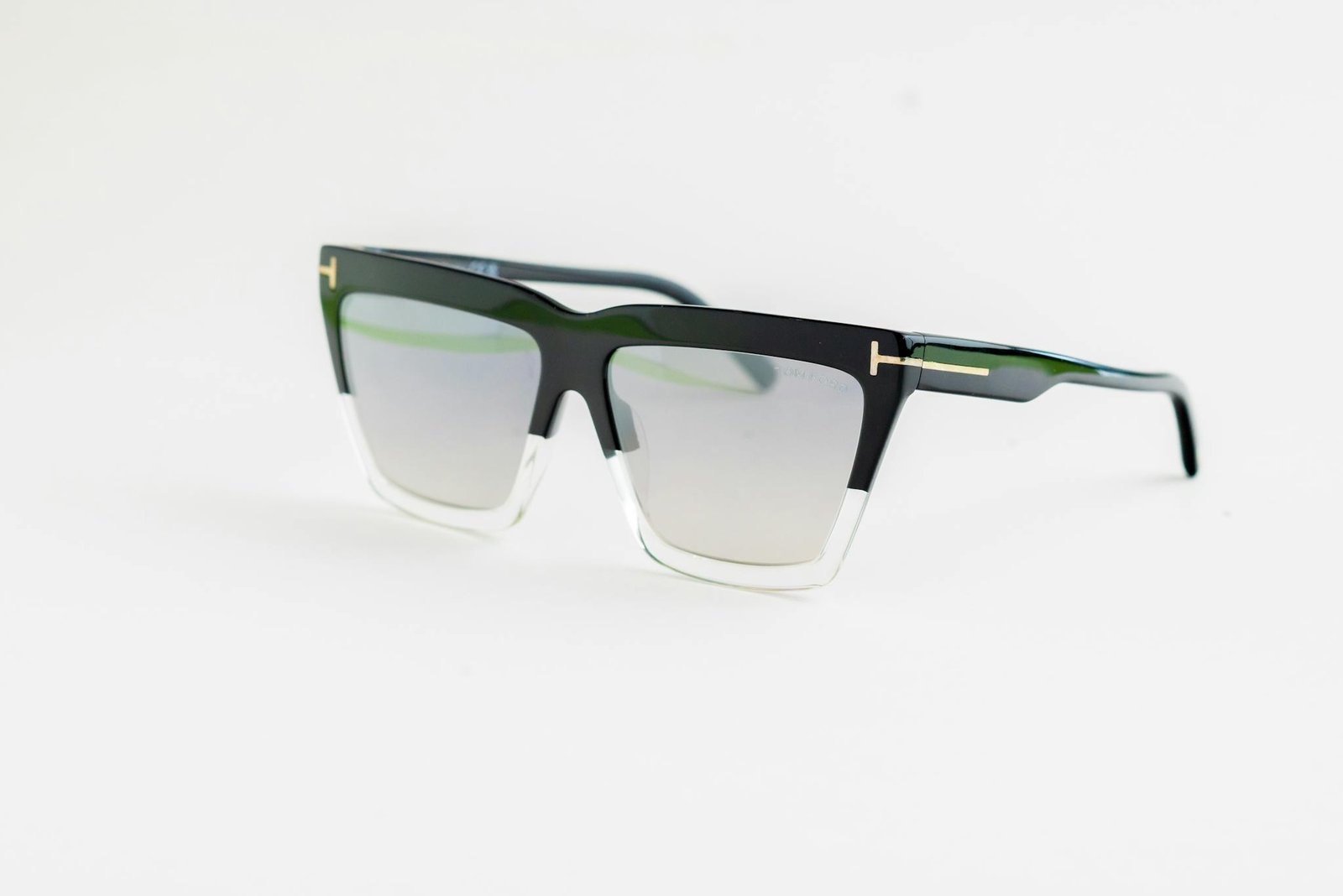 Elegant black rim glasses on a white background, showcasing sleek and modern eyewear design.